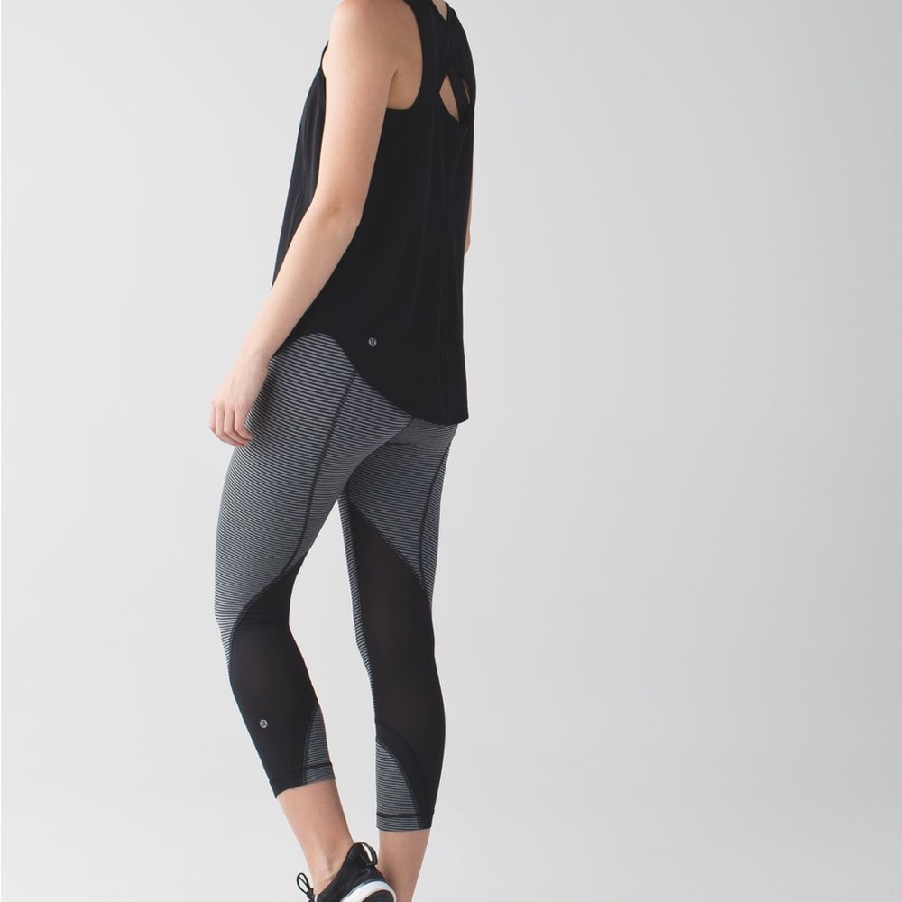 Lululemon cropped gray and black leggings size 10